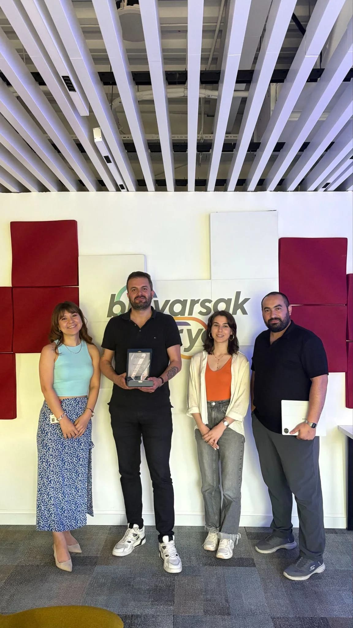 Entrega del premio de agradecimiento junto al equipo de AktifBank